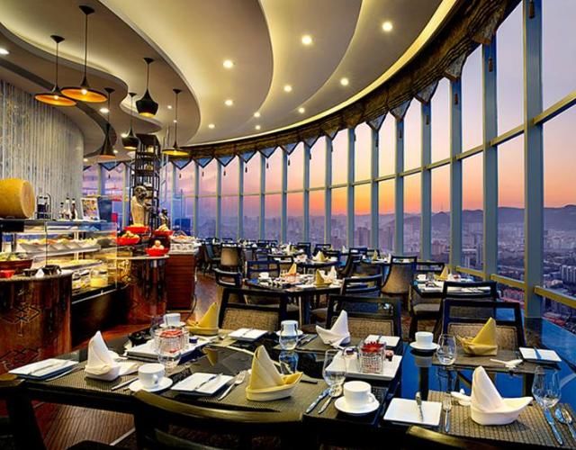 平安大厦118层旋转餐厅图片